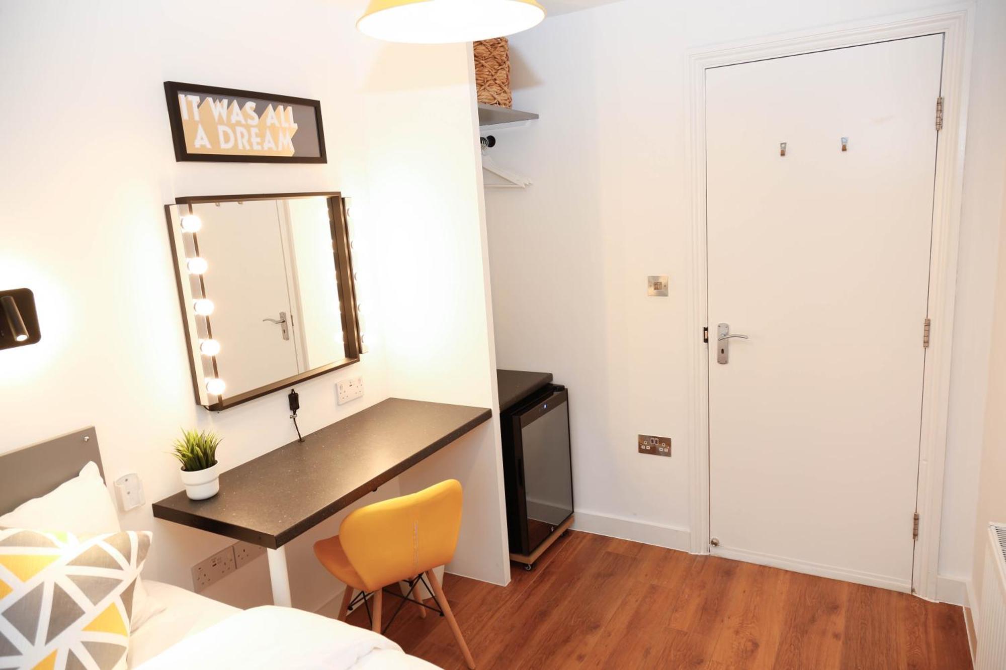 New Luxury Rooms In The Heart Of London Next To Shops, Cafes, Bars & Metro With Shared Bathrooms Екстериор снимка