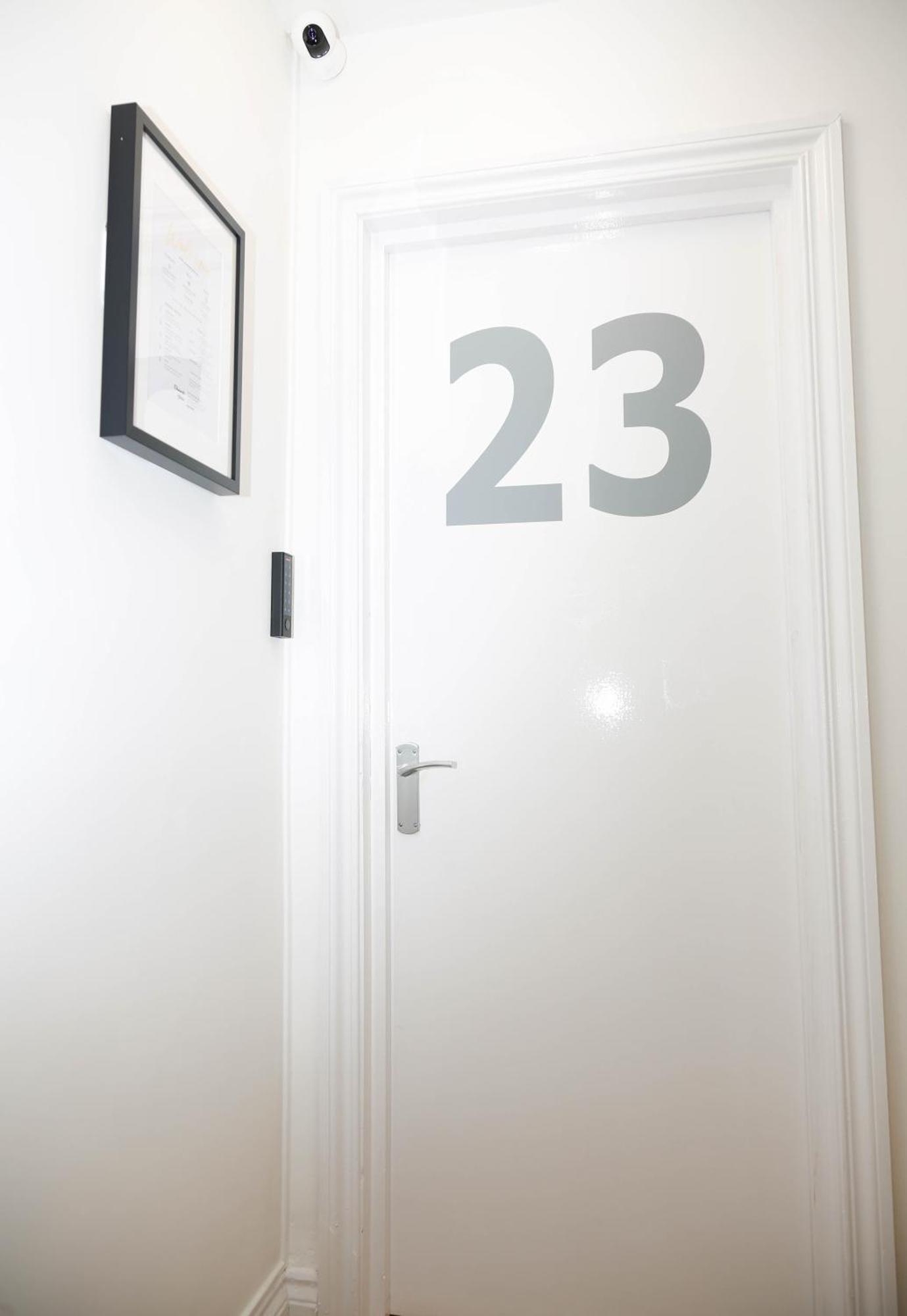 New Luxury Rooms In The Heart Of London Next To Shops, Cafes, Bars & Metro With Shared Bathrooms Екстериор снимка