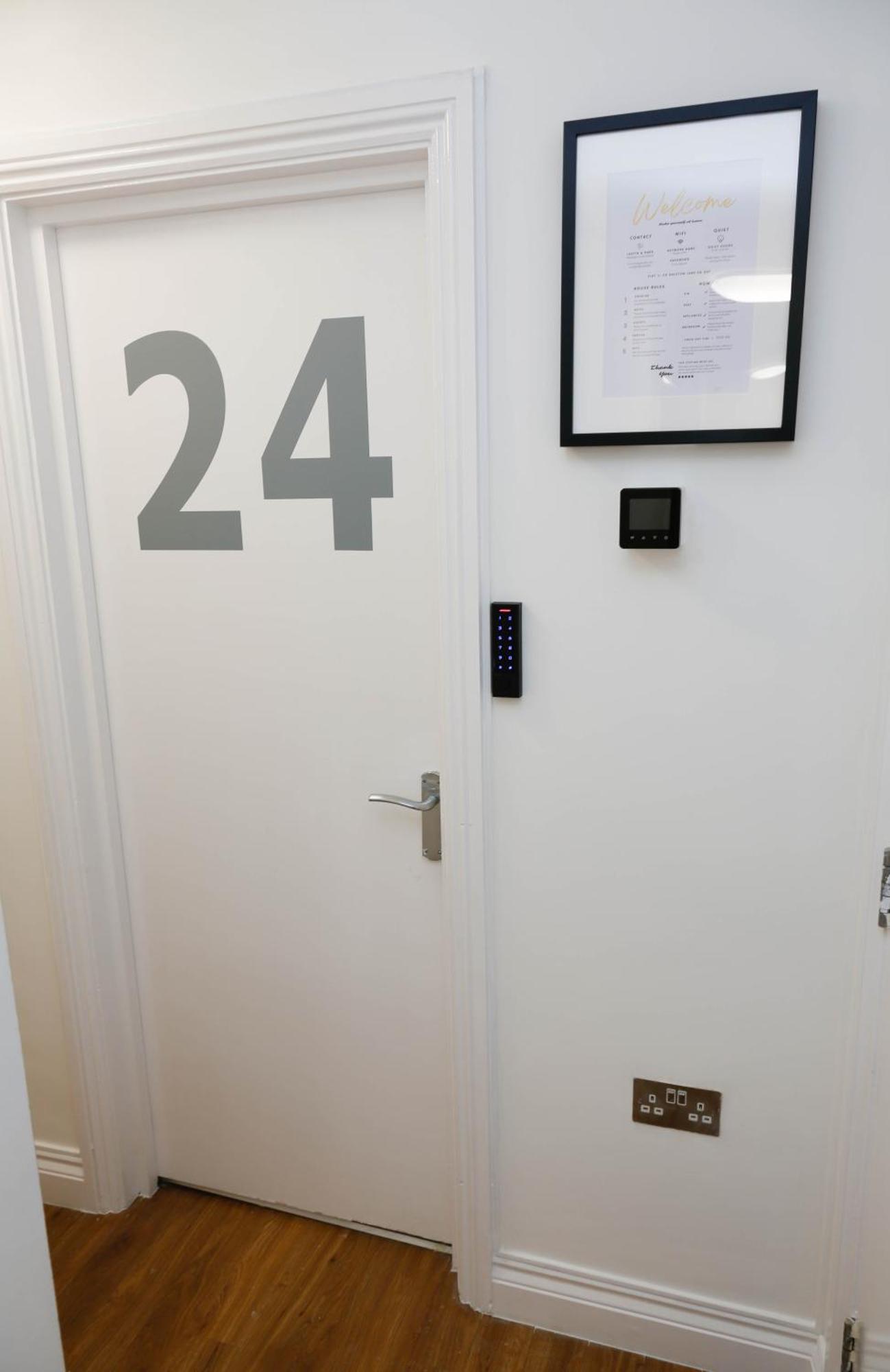 New Luxury Rooms In The Heart Of London Next To Shops, Cafes, Bars & Metro With Shared Bathrooms Екстериор снимка